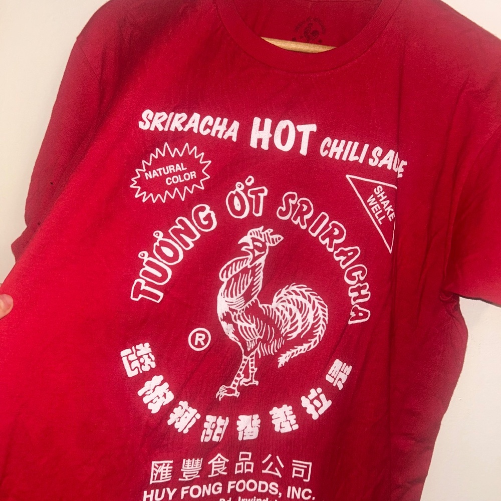 Official Sriracha Hot Chili Sauce Graphic Tee – Red, Size L